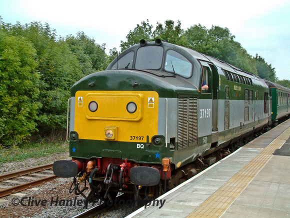 37197 arrives at Warwick (Town) station
