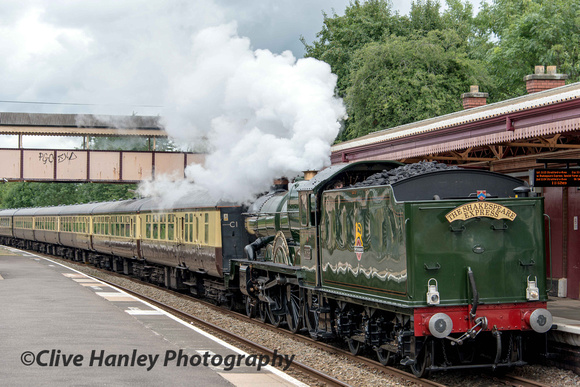 5043 Earl of Mount Edgcumbe arrives at Henley in Arden station with the morning outbound Shakespeare Express