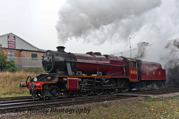 I still dislike this red but will not convert to B&W today. 48624 runs through the station throat.