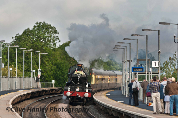 Castle Class 4-6-0 no 5043 Earl of Mount Edgcumbe arrives at Warwick Parkway