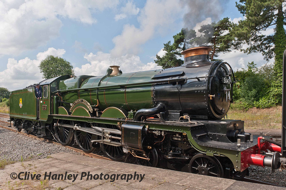Arrival of Castle Class 4-6-0 no 5043 Earl of Mount Edgcumbe at Henley in Arden