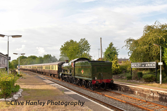 4936 Kinlet Hall approaches Henley in Arden 17minutes ahead of schedule.