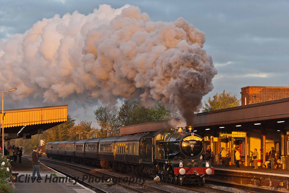 GWR Castle Class 4-6-0 no 5043 Earl of Mount Edgcumbe accelerates away from a signal stop at Leamington Spa