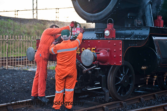 Fitting the GWR crest to 4965 Rood Ashton Hall
