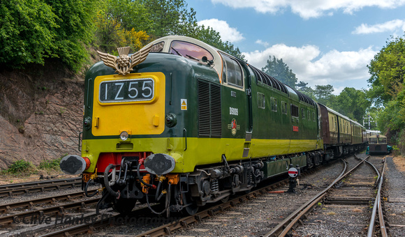 D9009 was fitted with the Flying Scotsman wings headboard.