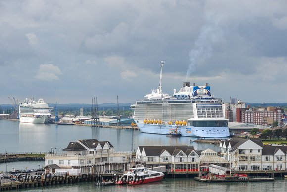 P&O Cruise Liner Azura & Royal Caribbean cruise liner Anthem of the Seas