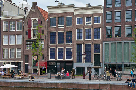 The house of Anne Frank is behind the black doors .