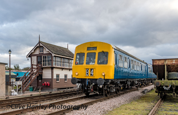 The blue DMU approaches Quorn station.