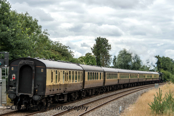 5043 departs Henley on its way south to Stratford upon Avon.