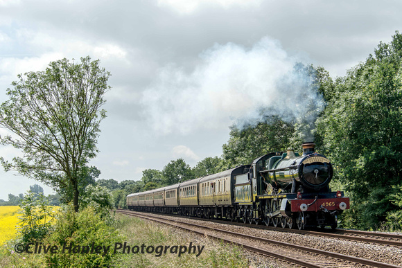 4965 Rood Ashton Hall accelerates away from the TSR at Wilmcote as it approaches Bearley Junction.