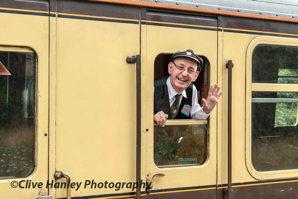 A cheery wave from VT steward, retired DJ & Class 86 loco owner Les Ross.