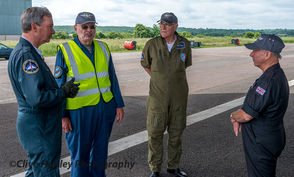 Wing Commander Mike Pollitt, Group Captain John Laycock & Sqn Ldr Barry Masefield discuss the run with Crew Chief Eric Ranshaw.