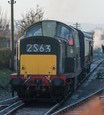 The sole surviving Class 17 loco no D8568 moves towards Chinnor station.