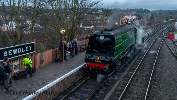 A view of 34081  from the bridge at Bewdley
