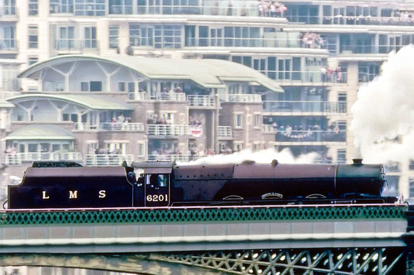 6201 Princess Elizabeth reverses off the Thames bridge with its whistle blowing to honour The Queen