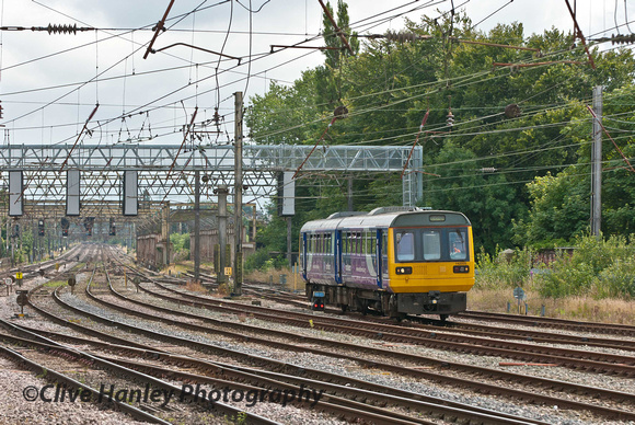 142005 has now crossed the ladder junction to the western side and approaches the parcels platform.