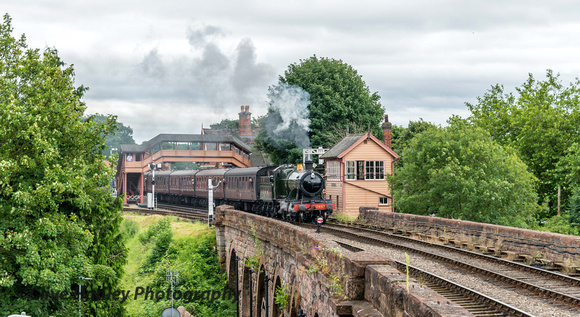 2857 sets off from Bewdley station heading north.