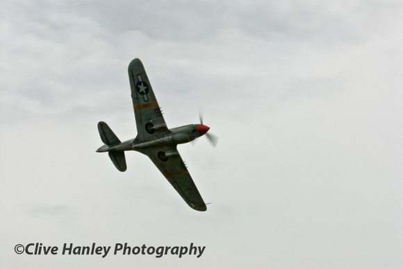 16.30pm. Peter Teichman flies over in his 1942 Curtiss P40D Kittyhawk.