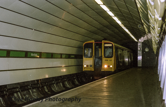 Unit 508122 arrives at Moorfields station.