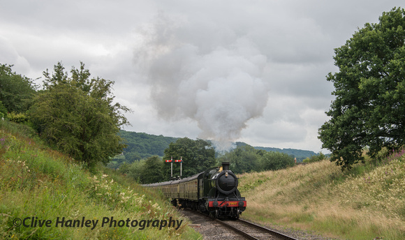 It began to brighten up! 2807 departs from Winchcombe and heads towards Greet tunnel.