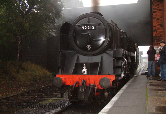92212 has now run around and slowly approaches the stock in the platform.