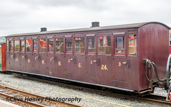 This carriage is in the livery of the NWNG Railway. - North Wales Narrow Gauge Railway.