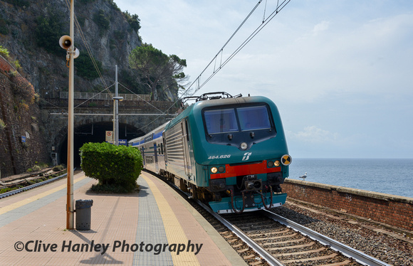 Our train arrives to take us back to Vernazza. Loco 464-626