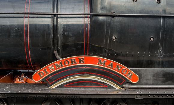 The nameplate of Dinmore Manor.
