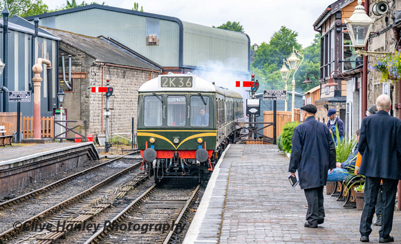 The 8.30am Shrewsbury to Kidderminster DMU arrives at Bridgnorth