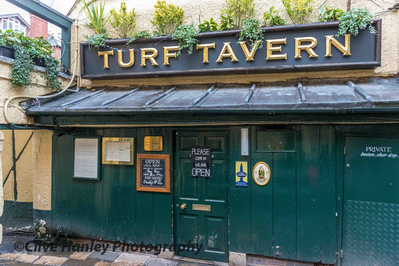 We jumped in a taxi and headed for our lunch at The famous Turf Tavern - frequent home of Inspector Morse and Lewis.