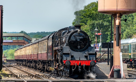 Standard 5 no 75069 has arrived at Bewdley from Bridgnorth.