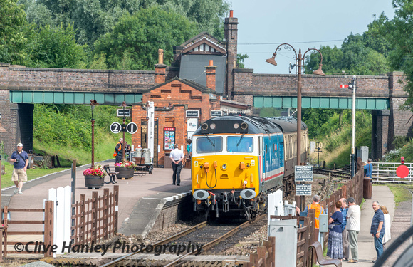Class 50 no 50017 Ark Royal pulls into Quorn station