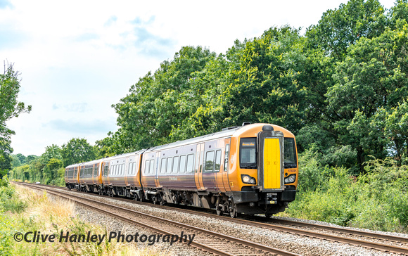 The 12.29 from Stratford to Worcester Foregate Street is formed of Unit 172221