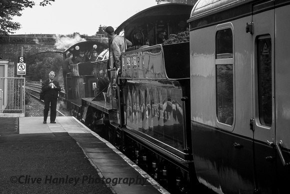 The train arrives at Dorridge to pick up its passengers.