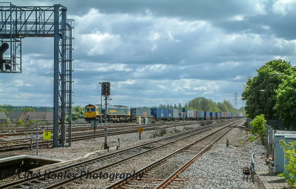 A Class 66 Freighliner takes the curve to head north at Didcot.
