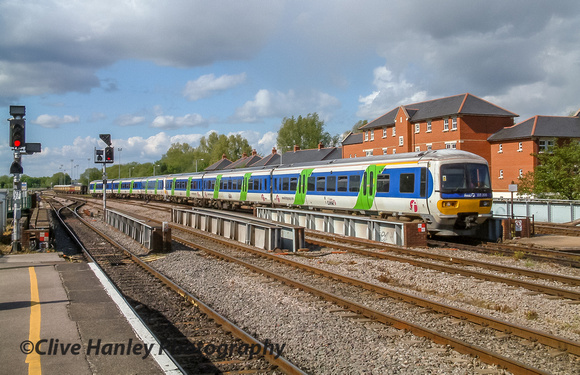 A 6 car unit moves towards Oxford station from the carriage sidings.