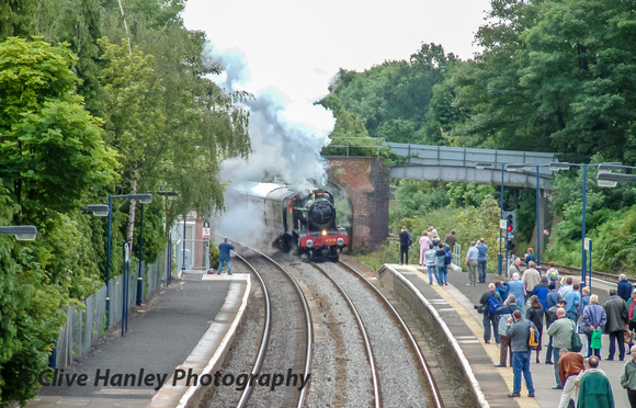 having propelled the stock back out of the station 4936 now "arrives" to pick up passengers.
