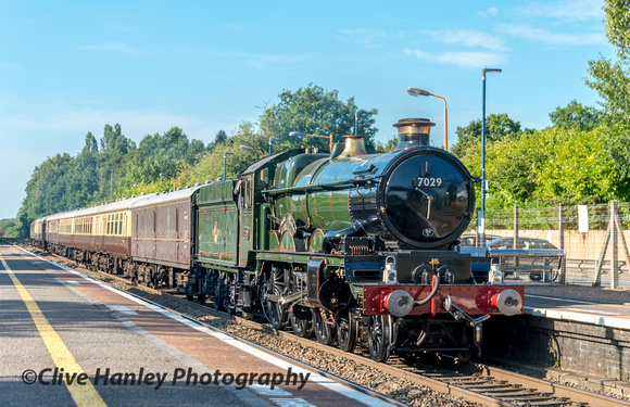 After a drive back from Worcester I went to Widney Manor to catch a shot of its return run. Not a whisper of steam to be seen.