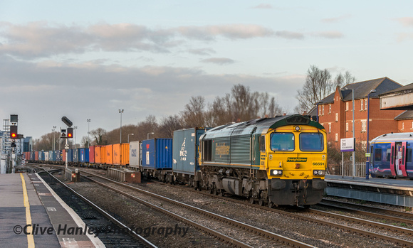 Class 66 no 66591 rumbles through with the slightly late running freightliner from Lawley Street FLT to Southampton