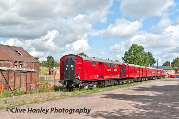 The 5-car Royal Mail train looks superb in the sunshine.
