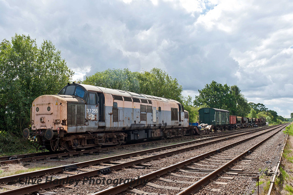 37255 then coupled up to some ballast wagons in order to drag them across the turntable.