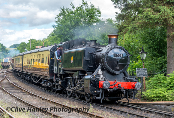 1501 now arrives into Highley station.