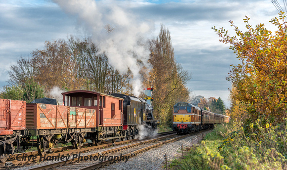 48624 is held at the signals while D5830 passes en route from Rothley towards Quorn.