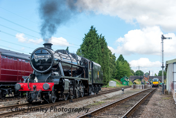 The 8F returns from Leicester and makes way for the departure of D5185 with its train to Leicester.