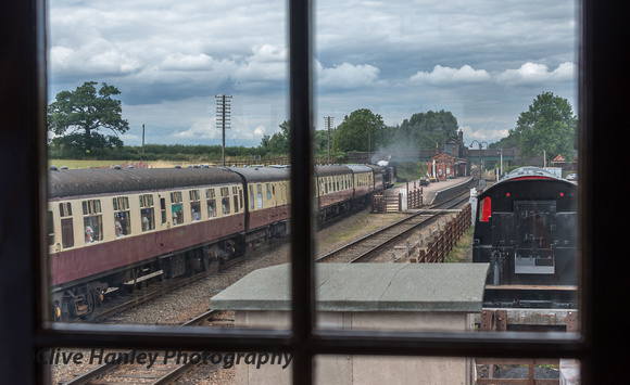 48624 arrives into the platform at Quorn. On the right is the restored tender for 78018.