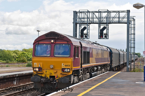 A "shed" Class 66 no 66021 draws to a halt at Didcot Parkway