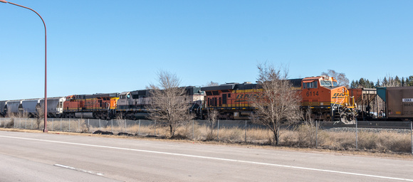 A further southbound train with BNSF nos 6114, 9830 & 5939