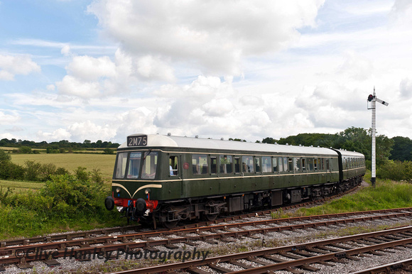 The DMU rounds the curve into Swanwick Junction.