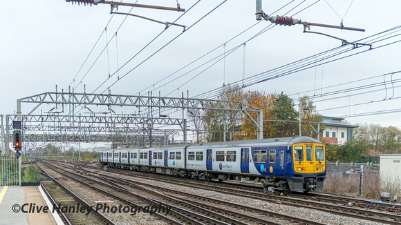 A Northern Unit rounds the track from Manchester Piccadilly with the 12.01 service and is headed for platform 1