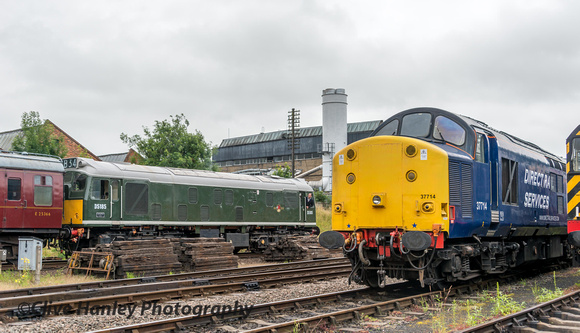 D5185 propels the stock back to platform 1 at Loughborough passing DRS liveried Class 37 no 37714